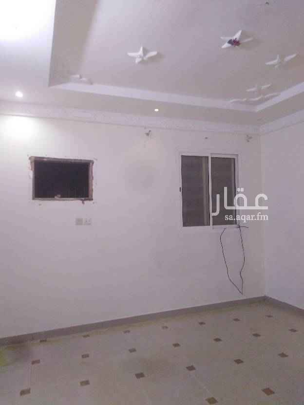 1740433 يوجد شقتين متقابله في كل شقة ٤غرف وصاله ومطبخ وحمام ٢ ومدخلين رجال ونساء