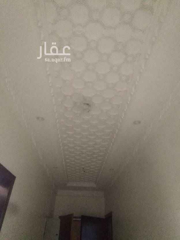 1746365 يوجد شقه في 4غرف وصاله ومطبخ وحمام ٢ ومدخلين رجال ونساء