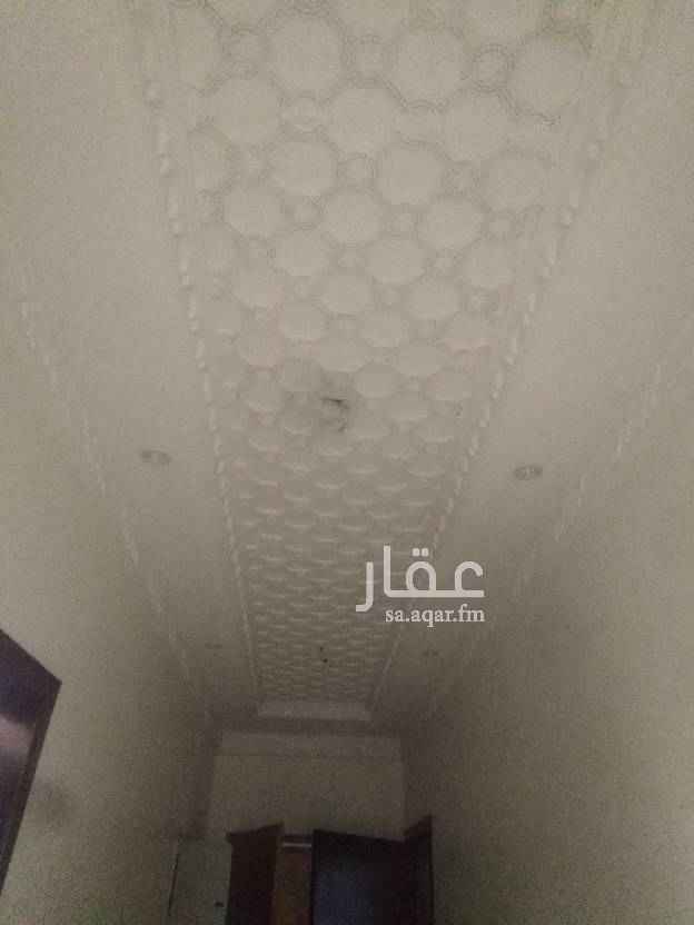 1746372 يوجد شقه في ٤غرف وصاله ومطبخ وحمام ٢ ومدخلين رجال ونساء