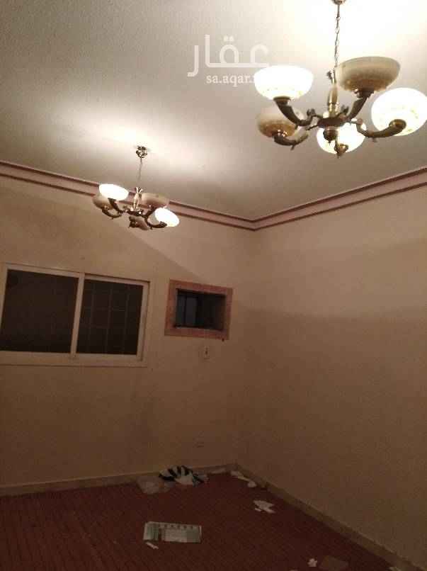 1638616 شقه للايجار حي العقيق 3 غرف وصاله ومطبخ وحمامين مدخلين زائد مدخل خاص ثالث ومستودع كبير مع حوش السيب
