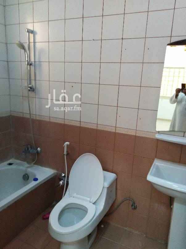 1761308 دور ارضي نظيف حي اشبيليا 4 غرف وصاله وثلاث حمامات مكيفات ومطبخ راكب مدخل سيارة حوش غرفة سائق