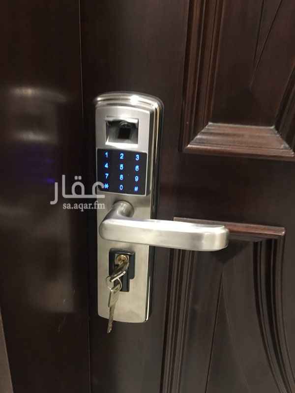 1756156 فيلا روف في عماره جديده مساحه مبني الفيلا ٢٢٨ متر اجمالي مع الفناء جارجي ٤٠٩ متر موصفات الفيلا ٤ غرف نوم منها جناح رئيسي مع دورة مياه صالون استفبال مع دورة مياه مطبخ مفلق جناح خادمه مع دورة المياه فيناء خارجي باب الفيلا بلبصمه والبسورد ومزوده بمكنسه مركزيه ودش مركزي. ونظام المسرح المنزلي