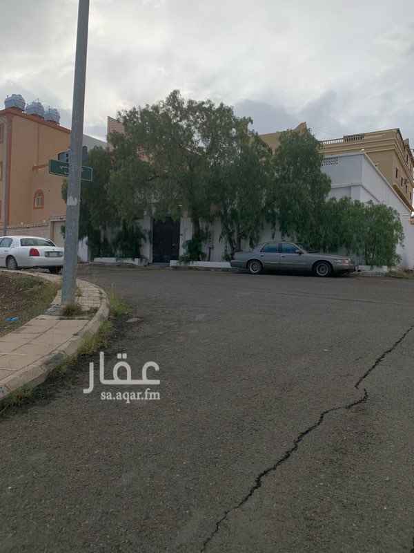1562899 المساحه ٥٠٠ متر وعمره ٣٥ سنه تقريبا عباره عن دور واحد مجلس ومقلط وخمس غرف وثلا ثه دورات مياه ومطبخ وعلى شارع واحد البيت مسلح ويتحمل لثلاث اواربعه ادوار
الموقع مميز جدا والسعر قابل للتفاوض