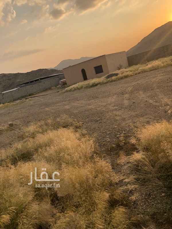 1297573 حوش به غرفتين وصاله وحمام اكرمكم الله وخزان كبير وبياره. وكهرباء للإيجار سنوي ينفع مستودع او شركه مقاولات مساحه كبيره على 3 شوارع واجهه البوابه شمال غربي