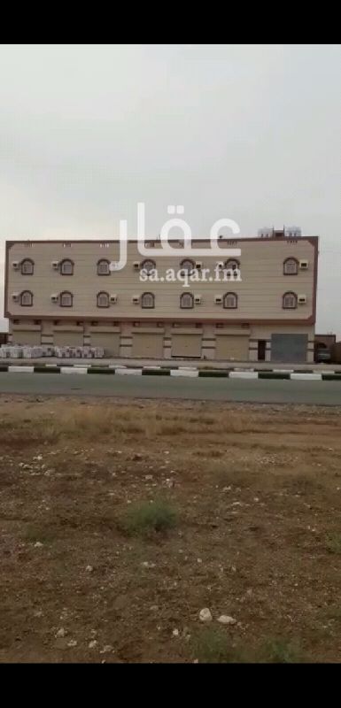 1350639 عمارة للبيع او الإيجار تقع في محافظة بارق منطقة عسير مقامة على أرض مساحتها ١٤٤٢ متر تتكون من ثلاثه وعشرون شقة وستة معارض كبيرة ومصاعد تصلح تكون شقق مفروشة او مركز عيادات طبية او فندق او دائرة حكومية، تقع على طريق المجاردة بارق عرض ٤٠ م مقابل مشروع إسكان خيرية الملك عبدالله رحمه الله.للمفاهمة جوال ٠٥٥٥٤٠٤٦٢٨