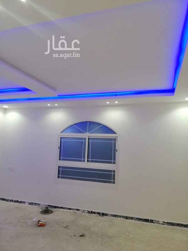 1580275 للايجار فيلا درج داخلي بحي الرمال مخطط الواحه
للايجار فيلا درج داخلي بحي الرمال مخطط الواحه
الي تحت:
مشب رجال....مجلس رجال....مقلط....صاله.... غرفه كبار السن....
الي فوق:
اربع غرف نوم كبيره وصاله فوق.
السطح :
غرفه شغاله. ودوره مياه
البيت كله ديكور فخم
ملاحظه الموقع غير دقيق