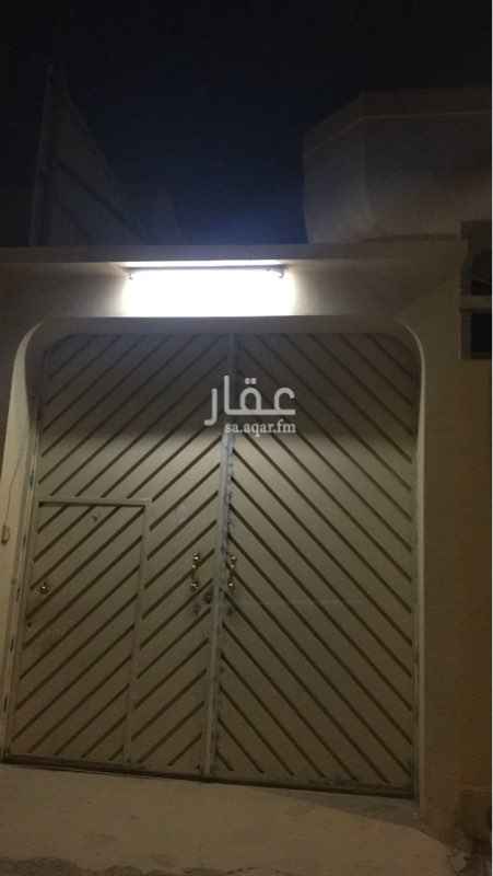 1582865 غرفتين نوم ومجلس ودورتين مياه وغرفة في السطح ودورة مياه الدور نظيف