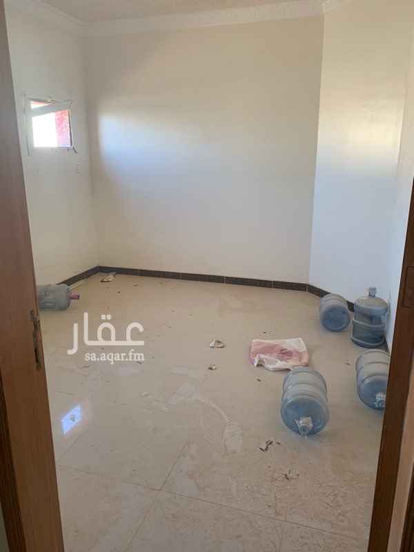 1763364 دفع الايجار بالشهر ولا مانع اذا رغب المستأجر كل ٦ أشهر
الشقه بالدور الثالث تتكون من مجلس وصاله وغرفتين ومطبخ
ودورات مياه 2 والسطح