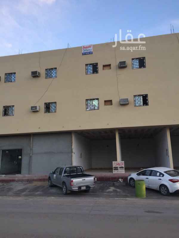 1504540 للبيع عماره تجاريه تتكون من ٤ شقق وخمس محلات واستراحه علي شارع ٣٠ م شماليه تتكون من ٥ محلات مؤجر ٢ علي ٥ الاف ريال باقي ٣ محلات شقتين موجره علي ١٥ الف باقي شقتين استراحه مؤجره ب ١٤ الف باقي الارض المساحه ٦٠٠ م علي السوم ٠٥٠٠٨٥٨٠٨٥