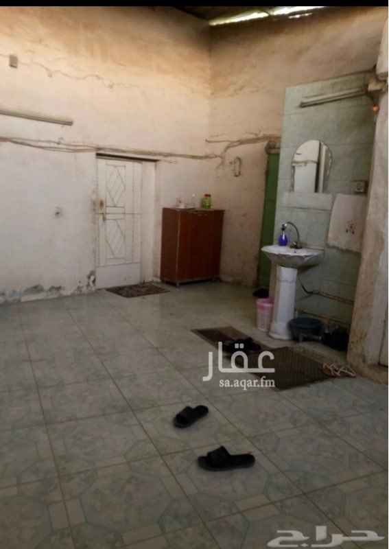 1744567 بيت للبيع بجنوب الرياض مساحة 323
مرمم مبلط و اسقف فيبر
قسم رجال خاص
مدخل + حوش + مجلس + مقلط و دورة مياه بجوارها مدخل للمستودع و المطبخ، يمكن فصله كامل عن البيت و جعلة قسم مستقل ب اغلاق باب واحد فقط
قسم نساء كامل
صالة كبيرة مع دورة مياه ومجلس نساء مستقلة
غرفة نوم رئيسية في جناح كامل
يوجد به غرفة نوم وصالة جلوس ودورة مياه خاصة مفصولة
غرفتين نوم للاولاد والبنات
بالاضافة الى صالة
المنزل اغلبه مبلط و الاسقف مثل الصورة
السباكة ممتازة
والكهرباء كذلك
تصميم البيت مميز يتيح لاكثر من عائلة الس