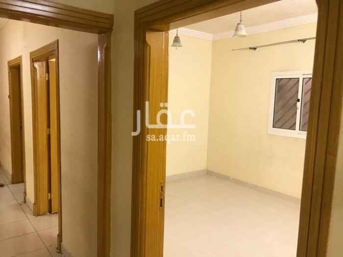 1755755 شقق شبه جديده في دور 2
عباره عن اربع غرف وصاله ومطبخ وحمامان
العماره يوجد فيها اصانصير وعامل نظافه
الدفع سنوي