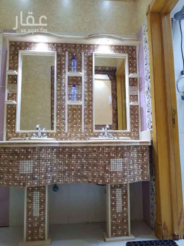 1403699 دور ارضي يتكون من 8 غرف
4 حمامات
2 صاله
مطبخ