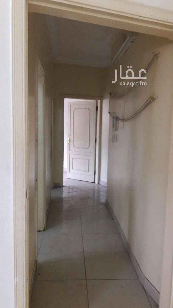 1580522 يتكون من أربعة غرف نوم وحمامين ومطبخ تتميز بموقع ممتاز تحدها كل الخدمات الضرورية