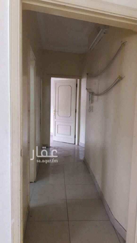 1580528 شقة يتكون من أربعة غرف وحمامين ومطبخ تتميز بموقع ممتاز تحدها كل الخدمات الضرورية