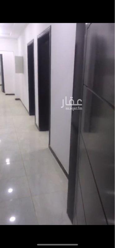 1558584 شقه خمس غرف جديده الايجار ايجارها سنوي بدون إخلاء يوجد غرفه خاصه للسائق وخزنات علويه وسفليه يوجد موقف سياره قريبه من الشارع العام خلف ماكدونالدز مباشره في العماره يوجد مسجد