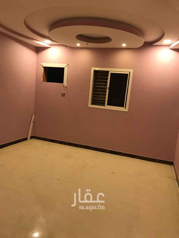 1352793 شقة كبيرة .. وغرف واسعة .. وسطح صغير .. شرحة وبرحه..
داخل فله .. مدخل مشترك .. فله حديثة .. شكل جميل ..
ثاني مستاجر .. تشطيب راقي .. عداد مستقل .. ماء مشترك برسم ثابت .. حي هادئ .. جيران حبيبين