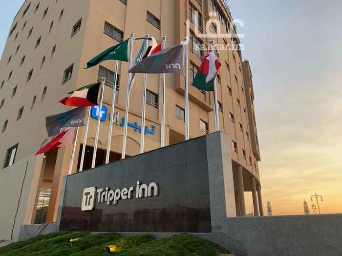 1720356 محل للإيجار يقع بنفس مبنى فندق تريبر إن ويوجد به تكييف وتجهيزات السلامه