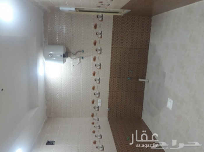 1558107 شقتين للايجار بحي عكاظ خلف نحطة واسواق عكاظ الشقق تتكون من ثلاث غرف ومطبخ وصاله وكل شقه عداد مستقل والغاز مسلك له واحده بالدور الاول والثانيه بالسطح