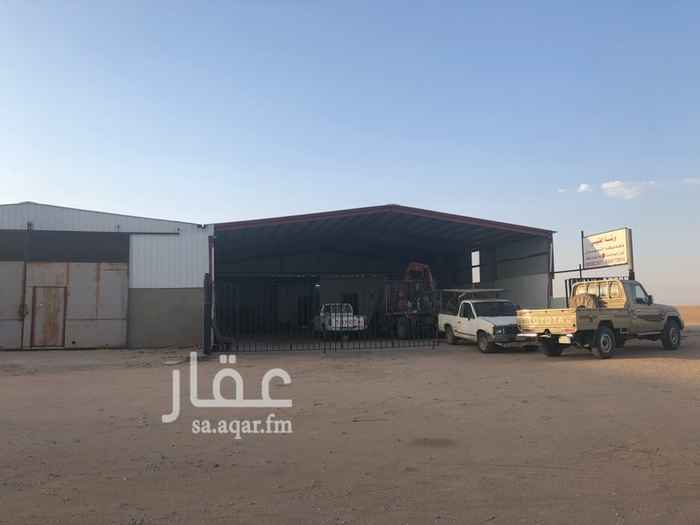 1701276 مستودعات وورش ومحلات للايجار او للتقبل يوجد غرف للعمال موجره شهريه خلف المستودعات جميعها مجهزه بالكهرباء والماء الموقع على طريق القرنه الدوادمي مقابل محطه الرويس