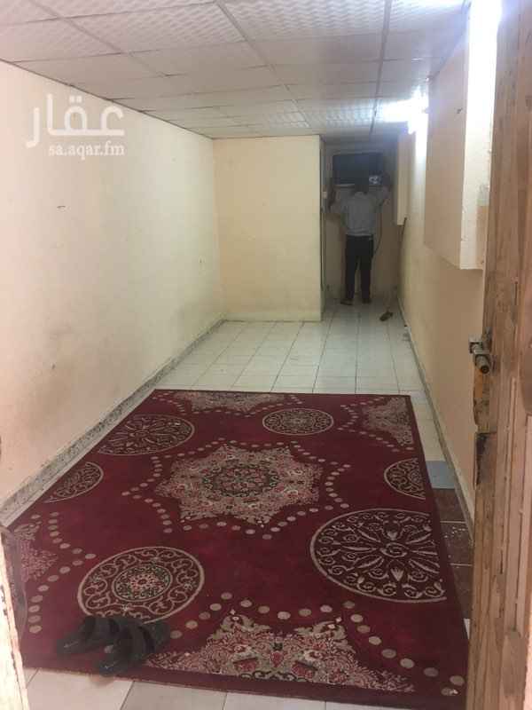 1559099 غرفة وحمام صغير ومطبخ صغير
الحوش الجانبي للعمارة
الصور موجودة للوتضيح
الايجار ٨٠٠ ريال شاملة الكهرباء والماء
ايجار ٤ دفعات ٧٠٠ ريال