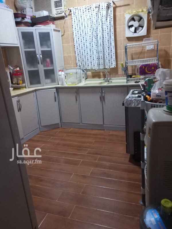 1693737 شقة للايجار بحي النهضة 2 مكونة من
4 غرف
و 2 حمام
موزع صغير
دور ارضي بدون العفش