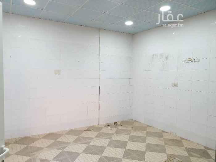 1585345 مستودع مغلق خلف المحلات على مدخلين