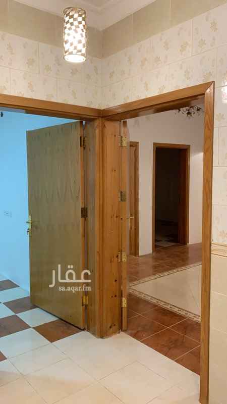 1463484 شقه تتكون من ٤ غرف وصاله وبلكونا وحمامين
وفيها ٣ مكيفات جديده والسباكه جديده والبيت نظيف جدااً
المدخل مشترك
الماء مشترك ويوجد شبكه من التحليه
الكهرباء خاص بالشقه ..
وللتفاهم ٠٥٠١٨٠٢٦٠٦