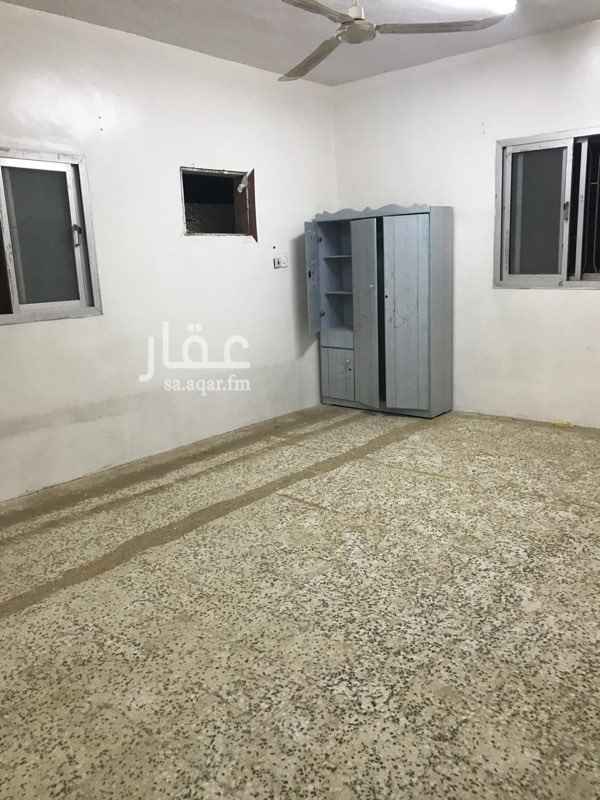 1747564 دور ارضي
4 غرف وصاله مطبخ 2 حمام
حوش صغير كهرباء مستقل