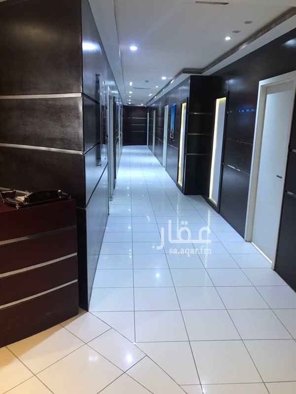 1476247 مقر شركة بمساحة ٤٩٠ متر يحتوي على ١٠ مكاتب وصالة اجتماعات وصالة استقبال محدث بأفضل الديكورات واجدد التصاميم العصريه ودورات مياه واسعه ومطبخ مجهز المقر مجهز بكميرات مراقبه واثاث عالي الجوده بالاضافة الى شاشات تلفاز حديثه ومكيفات ، وفي منطقة حيويه على شارع الامير محمد بن عبدالعزيز (التحليه) مجاور لكافة الخدمات للتقبيل للانتقال للمقر الرئيسي في مدينه اخرى المطلوب للتقبيل مبلغ ٣٠٠،٠٠٠