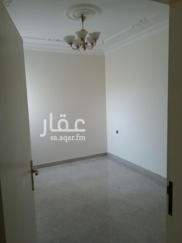 1598812 فيلا جديده درج داخلي وفوق شقه يوجد بها مكيفات اسبلت ومطبخ السعر قابل للتفاوض