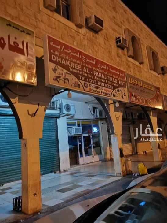 1646910 الموقع بشارع أبوبكر الصديق (الشارع التجاري) قبل إشارة مطعم ماكدولدز، واجهة المبنى حجر.
الوصف/ دور سكني غرف للعمال الوافدين ينفع للاستثمار للشركات والمؤسسات لسكن العمال، تحتوي على 25 غرفة منها الكبيره والمتوسطة والصغيرة، ودورات المياة 6 خارجية يسهل تصليح أي شيء يخرب بها بمعنى ليست داخل الغرف.
قيمة الإيجار/ 70 ألف ريال.
وللعلم كانت مؤجره لمدة سنين طويلة لأحد فروع مطعم فلفلة المعروف.
للمعاينة / 0502220303