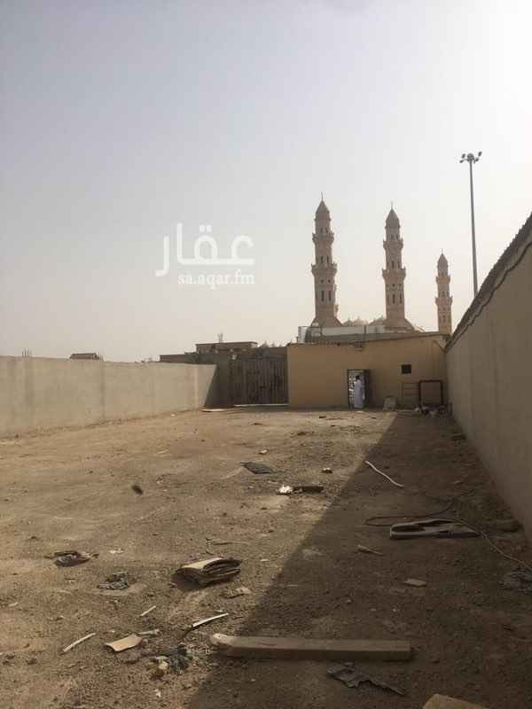1023160 حوش مساحتة ٦٠٠متر علي طريق الحائر التجاري عرض الطريق ٦٠ متر قريب من الدائري وجميع الخدمات يصلح مكتب تاجير سيارات او مطعم / او اي نشاط اخر