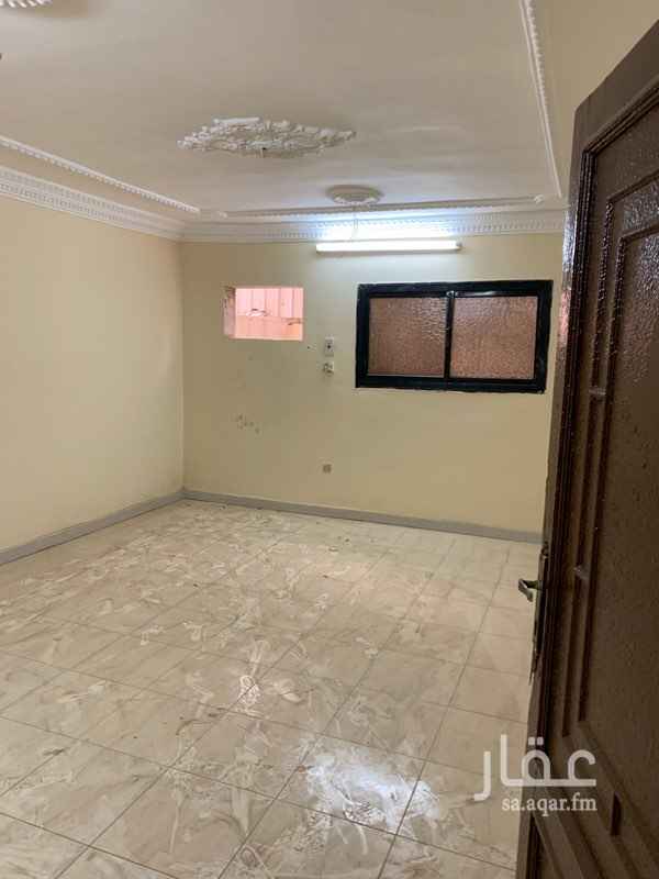 1651284 شقة في حي الهجرة كدي للاسجار السنوي دور أرضي خمس غرف صالة ٣ حمامات مطبخ الغرف كبيرة يوجد بها حوش خلفي صغير خاص بالشقة المطلوب ٢٠ الف