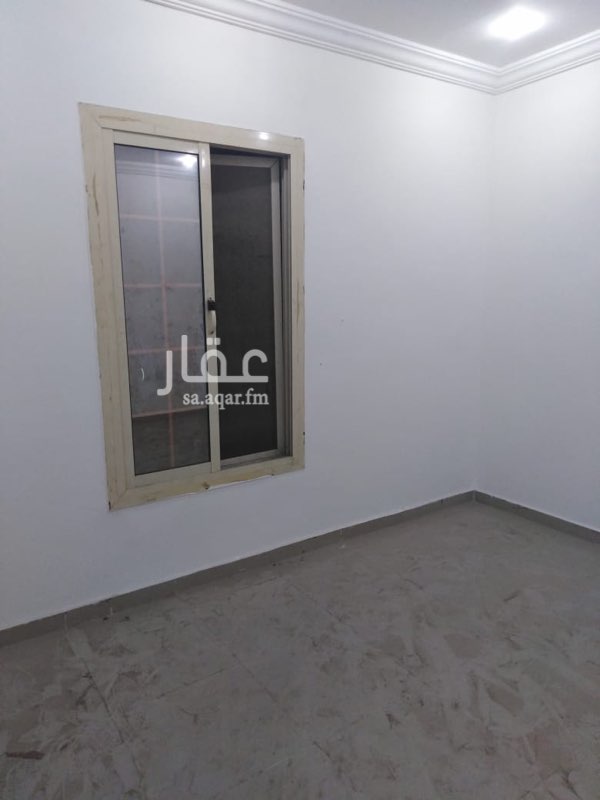 1581122 شقة ظهيرة شارع تجاري بجوار سوبر ماركت فاطمة خمسة غرف و غرفة خادمة و صاله و امامية الدور الثالث غرفة سائق و خزان علوي و سفلي مستقل و موقف سيارة