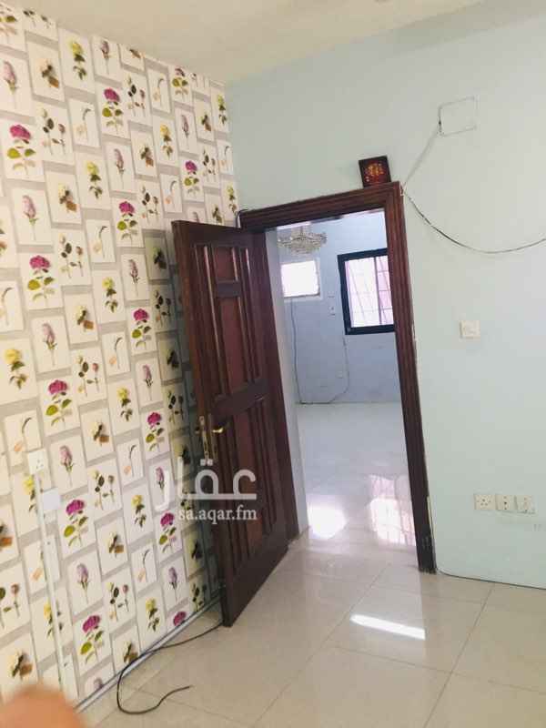 1673694 شقة عوايل ٣غرف وحمامين وصالة وحوش كبير العمارة جديد وله العديد من المميزات قريبة من الاسواق والمحلات التجارية دور اول