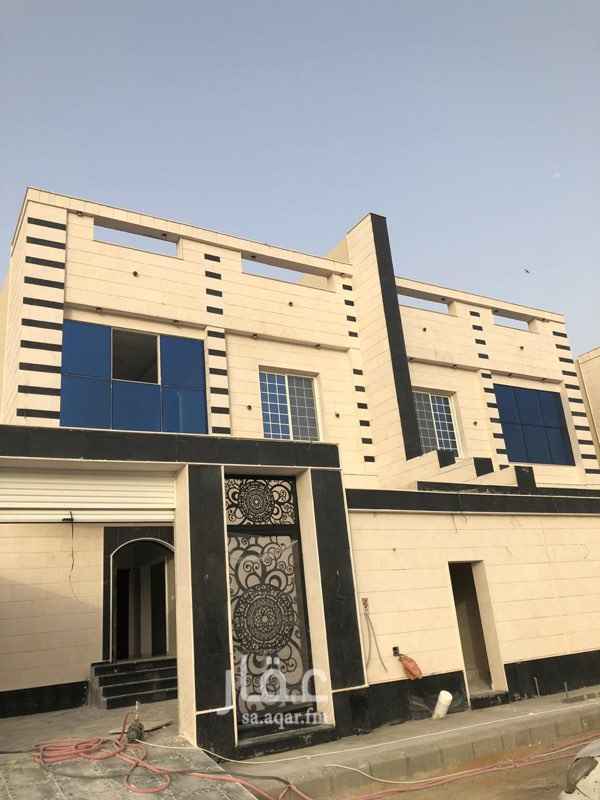 1635947 فيلا درج داخلي في السعيد جميله جدا مساحة 315 تفتح ع حديقه ومسجد وخدمات شارع 20
تتكون الفيلا من الدور الارضي صوالين ومطبخ وحوش وغرفة حارس
والدور الاول 4غرف نوم وصاله وسيرفس
والملحق غرفة شغاله وغرفة غسيل وسطح كبير
المطلوب مليون وميتين اعتذر الموقع غير دقيق
للتواصل ام فيصل 0502558546