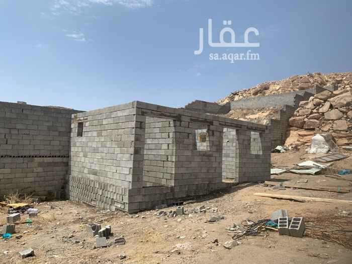 1704353 ارض بحي القلت خلف مسجد السلام يوجد فيها غرفة ودورة مياة عظم واجهة الشرق