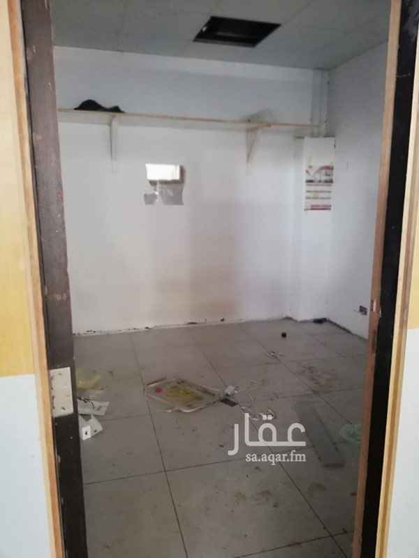 1237309 مستودع للإيجار بحي بريمان شرق خط السريع المساحه 300 متر تقربيا عداد كهرباء خزان ماء مستقل غرفتين وحمام مطبخ