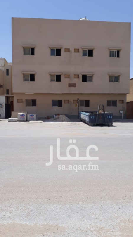 1636695 مكونه من ثلاث ادوار ومدخلين على الشارع فيها ١٢شقه ٦شقق كل شقه غرفتين وصاله ومطبخ ودورتين مياه و٦شقق كل شقه ثلاث غرف وصاله ومطبخ ودورتين مياه وملحقين بالسطح كل ملحق له دورة مياه تم عمل لها صيانه بالكامل