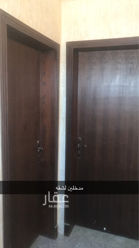1700894 شقة مكونه من مدخلين ومجلس ومقلط وصاله ومطبخ و٣ غرف نوم و٣ دورات مياه