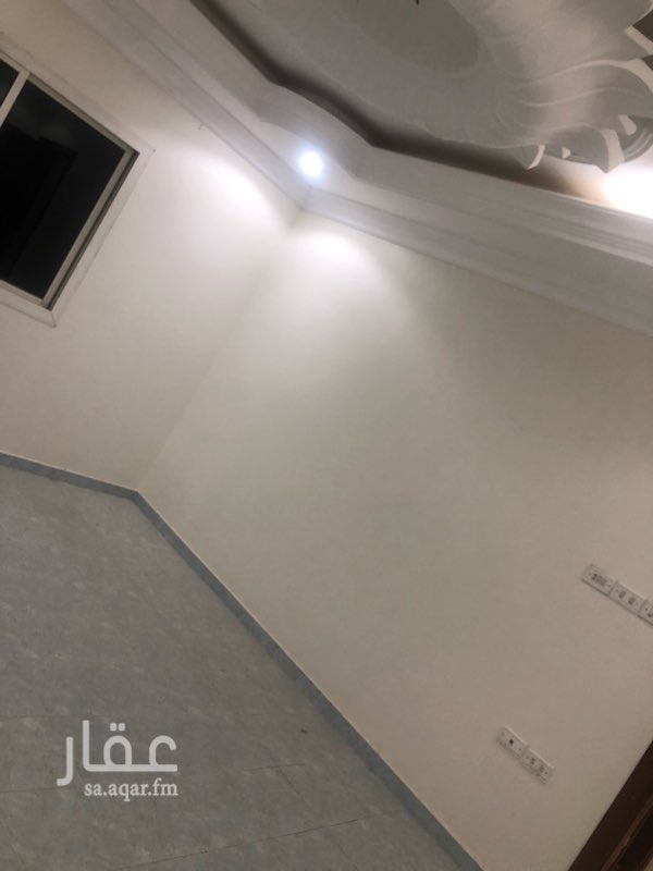 1645785 شقه مع مدخل خاص الدور الاول ثلاث غرفه منها غرفه رئيسيه ودورتين مياه،
الدور الاعلى غرفتين ودورة مياه مع السطح