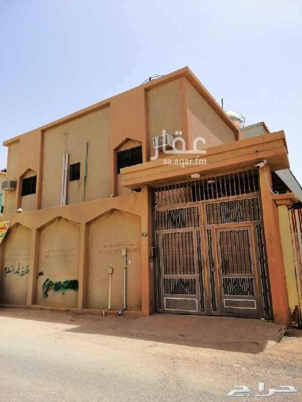 1533774 الفيلا على شارعين متظاهرين جنوبي 12 م وشمالي 10 م والواجهه الجنوبيه يتكون الدور الارضي من مجلس + مقلط + غرفتين نوم + مطبخ + صاله طعام + دورتين مياه + حوش ومحلق مع دوره مياه خلفي + غرفه للسواق خاصه مع دوره مياه + ومطبخ
الدور الثاني = خمس غرف + مطبخ + دورتين مياه + مدخلين كراج سيارات جنوبي وشمالي