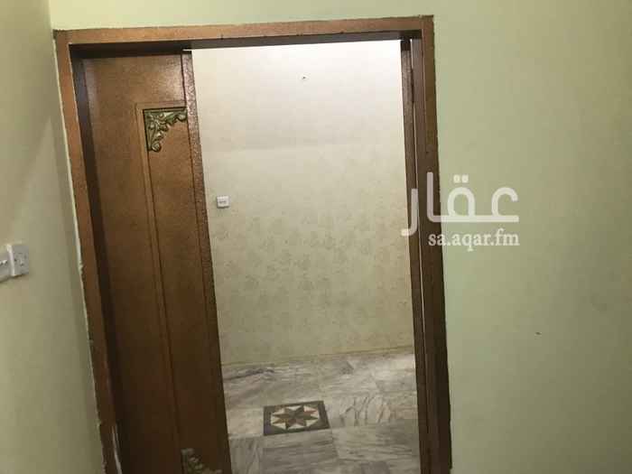 1511171 شقه مكونه من ٣ غرف وصاله وحمامين ومطبخ قريبه الخدمات ١٥٠٠ ريال شهري
