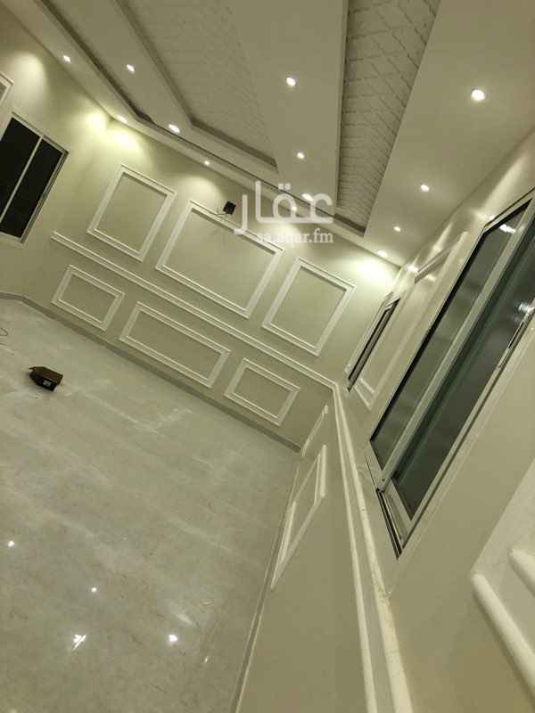 1752494 فله للبيع درج داخلي وشقه
اربع غرف نوم ومجلس ومقلط وصاله ومجلس نساء ومطبخ وغرفه سواق وغرفه شغاله
الشقه
ثلاث غرف وصاله ومطبخ