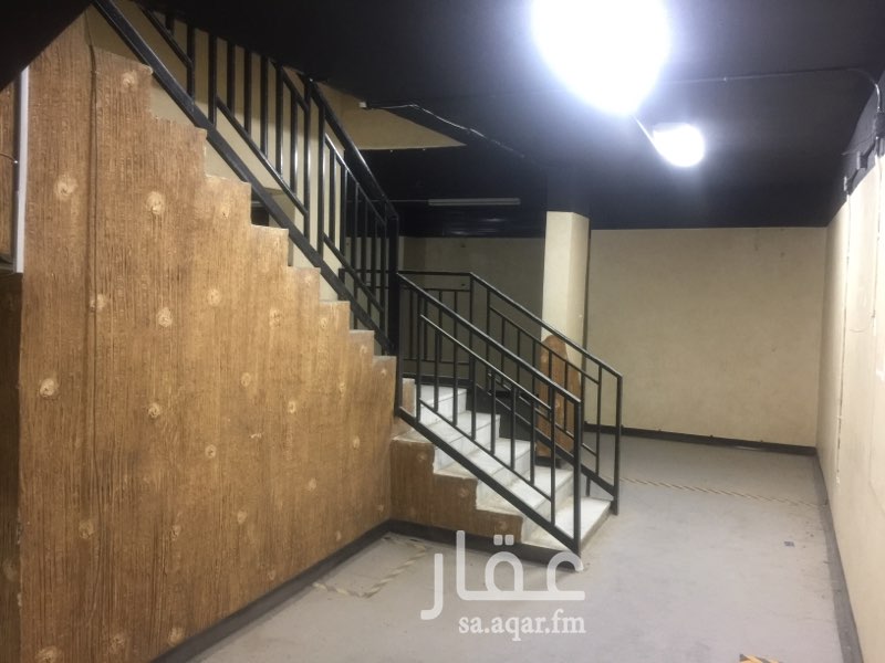 591471 * موقع العمارة على طريق الامام ( مخرج 9 ) و شارع فرعي 20 م .
* البدروم مساحته 170 م تقريباً .
* في حال الدفع مقدماً لسنة كاملة يكون الايجار بــ 45 الف ريال أو
50 الف ريال قسطين .