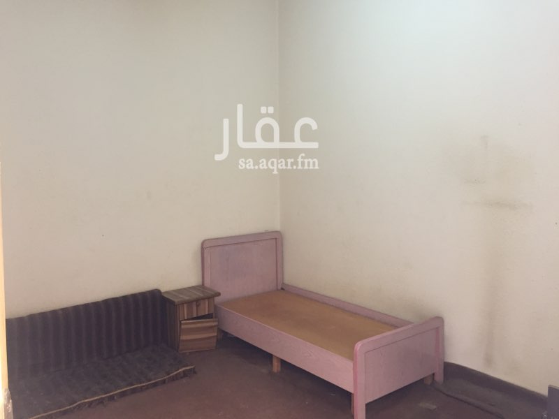 1755849 * غرفة للإيجار مع مكيف وسرير .
* نظام الدفعة كل 6 أشهر فقط ( لايوجد ايجار شهري ) .
* فاتورة الكهرباء مشتركة .
* حمام مشترك مع غرفة ثانية فقط .