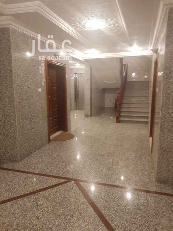 1401398 شقة كبيرة مدخلين عبارة عن مجلس وغرفة طعام وصالة كبيرة وثلاث غرف نوم مساحات كبيرة ومستودع