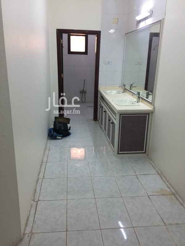 1693173 دور واسع مكون من خمس غرف وصاله ومطبخ وثلاث دورات مياه في مربع ممتاز يتم له صيانه من سباكه وبويه جديده