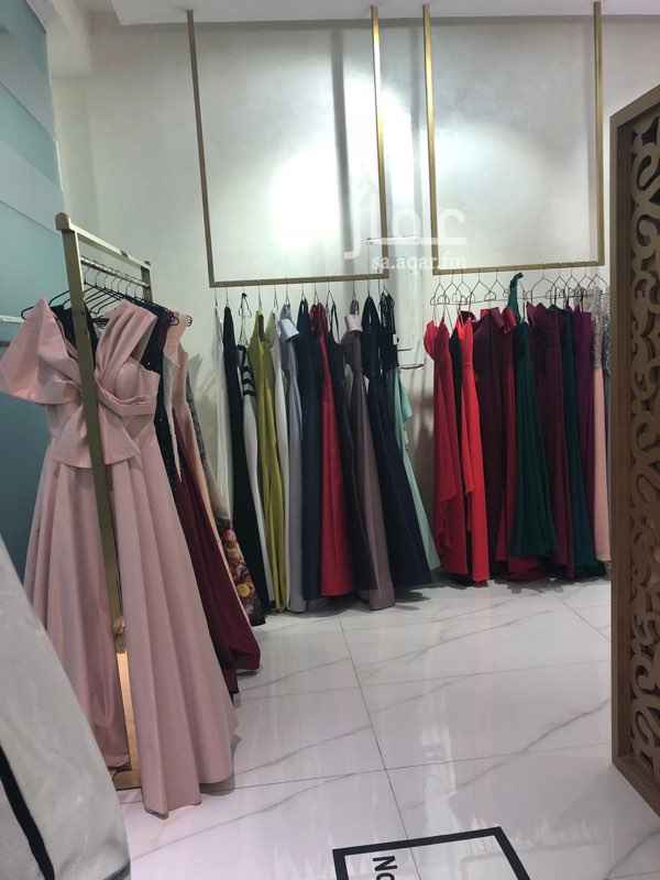 1485220 محل بيع ملابس نسائية وفساتين في رويال الاول الدور الأول
يوجد به غرفة قياس و مستودع
السعر شامل الفساتين عدد ١٥٠ فستان
السعر قابل للتفاوض