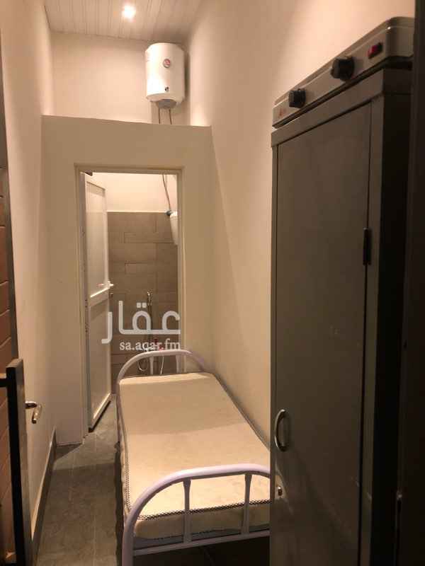1705946 غرفة سائق داخل فيلا مع دورة مياه الغرفه مؤثثه يوجد بها مكيف وسخان ماء وسرير ودولاب ملابس